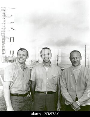 File photo - Cape Canaveral, FL -- am 20. Mai 1969, die Flugcrew Apollo 11 der National Aeronautics and Space Administration (NASA), Neil A. Armstrong, Commander, links; Michael Collins, Kommandomodul Pilot, Mitte; und Buzz Aldrin, Mondmodul Pilot, rechts, Stellen Sie sich in der Nähe des Apollo/Saturn V Raumfahrzeugs auf, das sie am 16,1969. Juli schließlich ins All tragen würde. --- der amerikanische Astronaut Michael Collins, der das Apollo 11-Befehlsmodul flog, während seine Mitstreiter die ersten Menschen waren, die am 20. Juli 1969 auf dem Mond landeten, starb am Mittwoch nach Krebsbekämpfung, teilte seine Familie mit. Foto von NAS Stockfoto