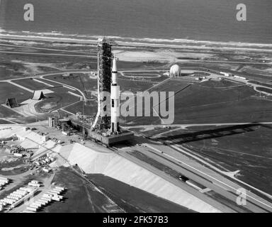 Datei-Foto - Cape Canaveral, FL -- Luftaufnahme des Apollo 11 Saturn V am Ende des Rollouts auf Pad 39A. 20. Mai 1969.. --- der amerikanische Astronaut Michael Collins, der das Apollo 11-Befehlsmodul flog, während seine Mitstreiter die ersten Menschen waren, die am 20. Juli 1969 auf dem Mond landeten, starb am Mittwoch nach Krebsbekämpfung, teilte seine Familie mit. Foto von der NASA via CNP. /ABACAPRESS.COM Stockfoto