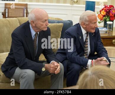 Datei Foto - die überlebenden Apollo 11-Astronauten Michael Collins und Edwin 'Buzz' Aldrin treffen sich mit dem US-Präsidenten Barack Obama, um am Dienstag, dem 22. Juli 2014, den 45. Jahrestag der ersten bemannten Landung auf dem Mond im Oval Office des Weißen Hauses in Washington, D.C. zu würdigen. --- der amerikanische Astronaut Michael Collins, der das Apollo 11-Befehlsmodul flog, während seine Mitstreiter die ersten Menschen waren, die am 20. Juli 1969 auf dem Mond landeten, starb am Mittwoch nach Krebsbekämpfung, teilte seine Familie mit. Foto von Ron Sachs / Pool via CNP /ABACAPRESS.COM Stockfoto