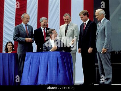 Foto der Akte - Präsident der Vereinigten Staaten George H.W. Bush unterzeichnet eine Proklamation, nachdem er am 20. Juli 1989 Pläne für die Space Exploration Initiative (sei) zum 20. Jahrestag der Landung des Apollo 11 Mondes im National Air and Space Museum in Washington, D.C. bekannt gegeben hatte. Von links nach rechts: Marilyn Quayle (sitzend); Apollo 11 Command Module Pilot Michael Collins; NASA Administrator Richard H. Truly; Präsident Bush; Apollo 11 Command Pilot Neil A. Armstrong; US-Vizepräsident Dan Quayle; und Apollo 11 Lunar Module Pilot Edwin (Buzz) Aldrin. --- der amerikanische Astronaut Michael Collins, der mit dem Flugzeug flog Stockfoto