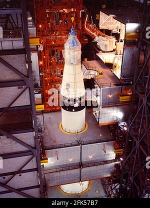 Datei Foto - Cape Canaveral. FL - -- Dieses Foto zeigt das Apollo 11 Command-and-Service Module (CSM), das am 1. Mai 1969 mit dem Adapter des Raumschiffs verbunden wurde. . --- der amerikanische Astronaut Michael Collins, der das Apollo 11-Befehlsmodul flog, während seine Mitstreiter die ersten Menschen waren, die am 20. Juli 1969 auf dem Mond landeten, starb am Mittwoch nach Krebsbekämpfung, teilte seine Familie mit. Foto von der NASA via CNP. /ABACAPRESS.COM Stockfoto