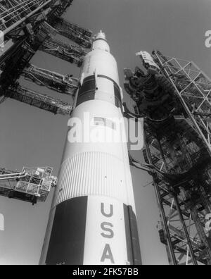 File photo - Cape Canaveral, FL -- die Mobile Service-Struktur bewegt sich am Mittwoch, den 2. Juli 1969, vom Apollo 11 Saturn V auf Pad 39A ab. . --- der amerikanische Astronaut Michael Collins, der das Apollo 11-Befehlsmodul flog, während seine Mitstreiter die ersten Menschen waren, die am 20. Juli 1969 auf dem Mond landeten, starb am Mittwoch nach Krebsbekämpfung, teilte seine Familie mit. Foto von der NASA via CNP. /ABACAPRESS.COM Stockfoto