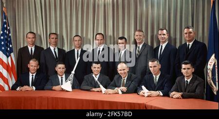 File photo - Diese vierzehn Piloten wurden beauftragt, mit der National Aeronautics and Space Administration (NASA) mit dem Training für Astronautenpositionen zu beginnen. Das Foto wurde im Oktober 1963 aufgenommen. Erste Reihe, von links: Edwin E. Aldrin Jr., William A. anders, Charles A. Bassett II, Alan L. Bean, Eugene A. Cernan und Roger B. Chaffee. Hintere Reihe, von links, Michael Collins, Walter Cunningham, Donn F. Eisele, Theodore C. Freeman, Richard F. Gordon Jr., Russell L. Schweickart, David R. Scott und Clifton C. Williams Jr. --- der amerikanische Astronaut Michael Collins, der den Apollo 11 Comman flog Stockfoto