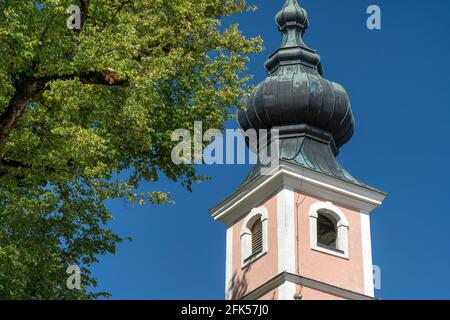 Die Wallfahrtskirche Maria Mühlberg hoch über waging Stockfoto