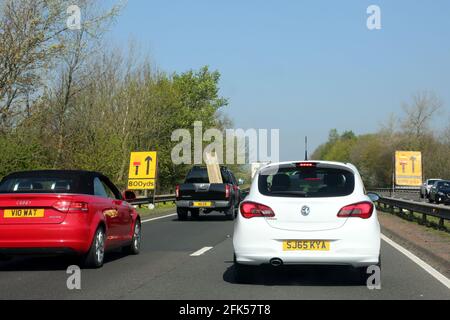 Fahrbahnsperrung auf der A78 vom Kreisverkehr Dutch House aus Fahren Sie auf der A77 800 m vom Kreisverkehr Stockfoto