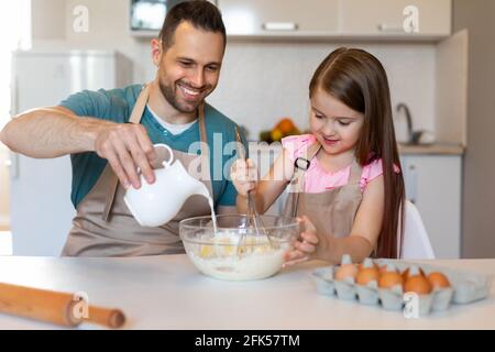 Glückliche Tochter Und Vater Machen Teig Mischen Zutaten In Der Küche Stockfoto