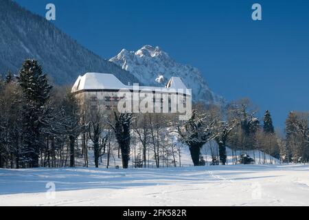 das Schloss Staufeneck am Fuße des Hochstaufens im tiefverschneiten Winter Stockfoto