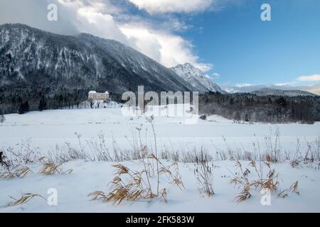 das Schloss Staufeneck am Fuße des Hochstaufens im tiefverschneiten Winter Stockfoto