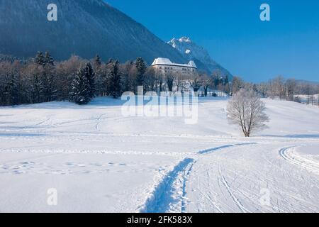das Schloss Staufeneck am Fuße des Hochstaufens im tiefverschneiten Winter Stockfoto