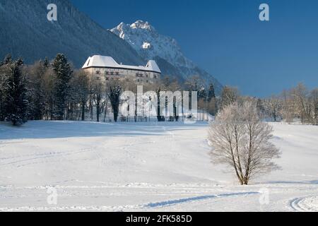 das Schloss Staufeneck am Fuße des Hochstaufens im tiefverschneiten Winter Stockfoto