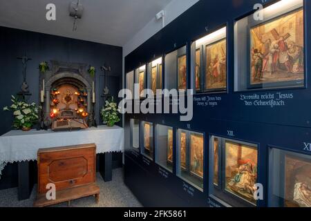 Herrengrab - Nachbildung im Bergbaumuseum Achthal in der Gemeinde Teisendorf, Bayern, Deutschland zu einer kompletten Rosenkranz Stockfoto