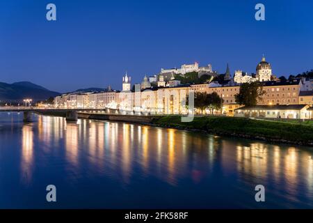 Die Altstadt von Salzburg bei Nacht zur Blauen Stunde mit der Festung Hohensalzburg im Hintergrund, Österreich - Österreich Stockfoto