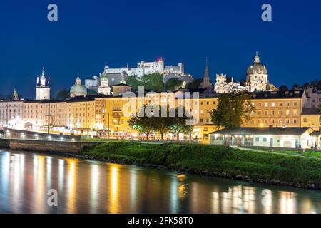 Die Altstadt von Salzburg bei Nacht zur Blauen Stunde mit der Festung Hohensalzburg im Hintergrund, Österreich - Österreich Stockfoto