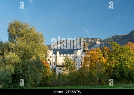 das herrlich neu erbaute Schloss von Marzoll im farbenfrohen Herbst mit dem Untersberg im Hintergrund, Bayern Stockfoto