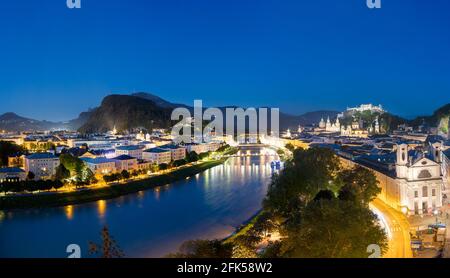 Die Altstadt von Salzburg bei Nacht zur Blauen Stunde mit der Festung Hohensalzburg im Hintergrund, Österreich - Österreich Stockfoto