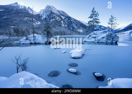 Am Hintersee in der Gemeinde Ramsau im tiefverschneiten Winter mit Hochkalter im Hintergrund Stockfoto