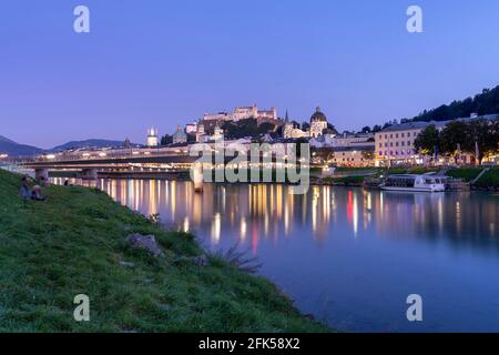 Die Altstadt von Salzburg bei Nacht zur Blauen Stunde mit der Festung Hohensalzburg im Hintergrund, Österreich - Österreich Stockfoto