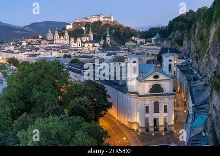 Die Altstadt von Salzburg bei Nacht zur Blauen Stunde mit der Festung Hohensalzburg im Hintergrund, Österreich - Österreich Stockfoto