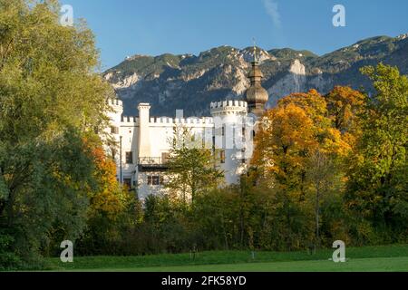 das herrlich neu erbaute Schloss von Marzoll im farbenfrohen Herbst mit dem Untersberg im Hintergrund, Bayern Stockfoto