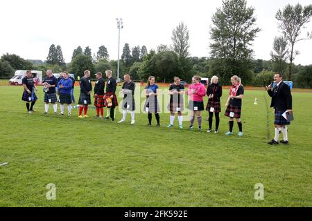 Cumnock Highland Games, Ayrshire, Schottland, Großbritannien bei Broomfield stehen die schweren Gewichte an Stockfoto