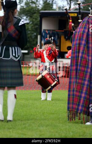 Cumnock Highland Games, Ayrshirem Schottland, Großbritannien. Die 10jährige Abbie Fulton konzentriert sich auf die Rolle der Trommel in der Maybole Pipe Band Stockfoto