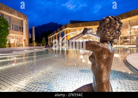 Die Bronzefigur im Brunnen vor dem Kurgastzentrum in Bad Reichenhal In den Abenstunden Stockfoto