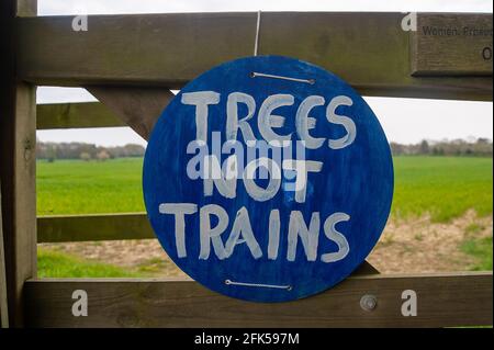 Aylesbury Valle, Buckinghamshire, Großbritannien. April 2021. Ein Baum nicht Züge Zeichen in der Nähe des Waldes. Nach gerichtlichen Maßnahmen gegen Natural England durch den Erdschützer Mark Kier wurde HS2 am 16. April 2021 angewiesen, das Fällen von Bäumen in Jones Hill Wood einzustellen. HS2 haben sich beschwert und haben nun die Erlaubnis erhalten, wieder mit dem Baumschlag zu beginnen, obwohl es die Vogelnistsaison ist und dass seltene Barbaren Fledermäuse bekanntermaßen in den Wäldern brüten. Die Hochgeschwindigkeitsbahn 2 von London nach Birmingham zeigt eine riesige Narbe in Buckinghamshire und den Chilterns, einem Gebiet von außergewöhnlichem Naturwund Stockfoto