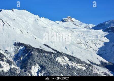 Das Wildhorn oberhalb von Sion und Conthey in den Südschweizerischen Alpen, im Winter Stockfoto