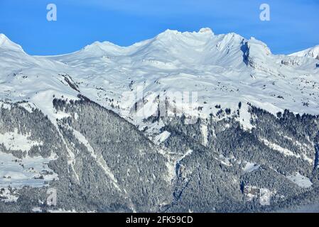 Das Wildhorn oberhalb von Sion und Conthey in den Südschweizerischen Alpen, im Winter Stockfoto