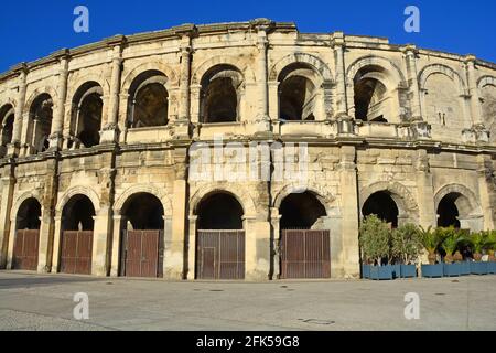 Die Außenwand des antiken römischen Amphitheaters in Nimes im Süden Frankreichs. Eines der am besten erhaltenen Amphitheater der Welt Stockfoto