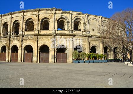 Die Außenwand des antiken römischen Amphitheaters in Nimes im Süden Frankreichs. Eines der am besten erhaltenen Amphitheater der Welt Stockfoto