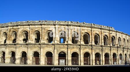 Die Außenwand des antiken römischen Amphitheaters in Nimes im Süden Frankreichs. Eines der am besten erhaltenen Amphitheater der Welt Stockfoto