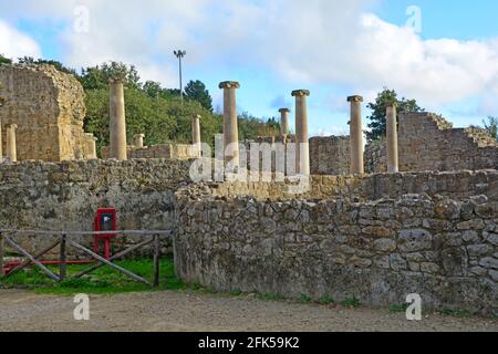 Monumentaler Eingang mit Säulen zur UNESCO-Liste der antiken römischen Villa Romana del Casale, Sizilien Stockfoto