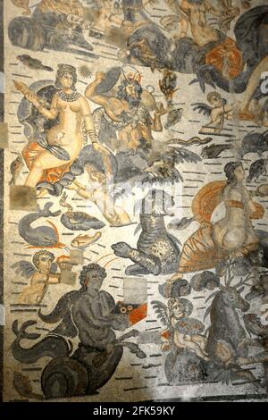 Ein altes römisches Mosaik, das die Legende des Dichters Arion darstellt. Aus dem Arion-Saal in der Villa Romana, die zum UNESCO-Weltkulturerbe gehört Stockfoto