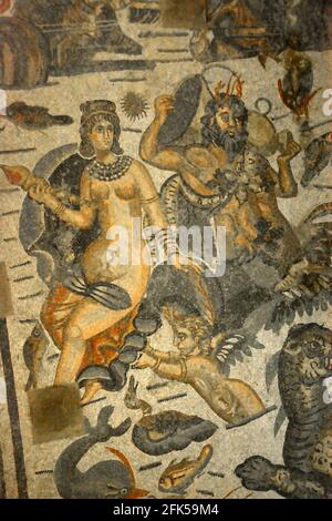 Ein altes römisches Mosaik, das den Titanen Oceanus und seine Frau und Schwester Tethys darstellt. Aus der Halle von Arion in der UNESCO-Weltkulturerbe antiken römischen Mosaiken Stockfoto
