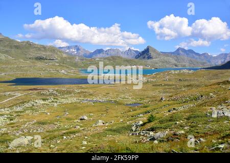 Der Berninapass südlich von St. Moritz in der Südostschweiz, an dem die von der UNESCO als Zugbahn eingestufte Bernina-Express vorbeiführt Stockfoto