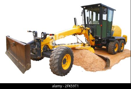 Grader verteilt Kies mit weißem Hintergrund. Stockfoto