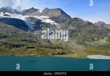 Der Piz Cambrena und Lago Bianco vom Berninapass in der Südschweiz oberhalb von St. Moritz aus gesehen. Stockfoto