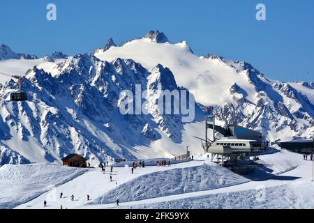 Skifahren in Verbier im Bereich des Lac des Vaux, mit der Aiguille du Tour im Hintergrund. Die Seilbahn Attelas mit Zugang zum Mont Stockfoto