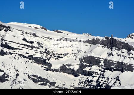 Les Diablerets mit seiner berühmten Hängebrücke, die zwei Gipfel mit dem Felsspitzen La Tour du Diable verbindet. In den südlichen Schweizer Alpen Stockfoto