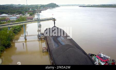 Coal Shipping in indonesien, Verladung der Kohle auf den Binnenschiff Luftbild Stockfoto