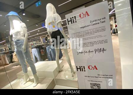 München, Deutschland. April 2021. Themenbild: Einzelhandel ohne Kunden, kein Kundeneinkauf, Shopping click and meet in München, Termineinkauf, Privateinkauf, Shop and go. Nach einem Termin und mit einem negativen Corona-Test dürfen Kunden im Laden einkaufen und einkaufen. Termine, registrieren. Zugriff nur mit negativem Test, weltweite Nutzung Credit: dpa/Alamy Live News Stockfoto