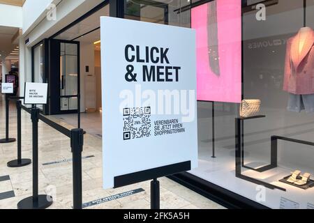 München, Deutschland. April 2021. Themenbild: Einzelhandel ohne Kunden, kein Kundeneinkauf, Shopping click and meet in München, Termineinkauf, Privateinkauf, Shop and go. Nach einem Termin und mit einem negativen Corona-Test dürfen Kunden im Laden einkaufen und einkaufen. Termine, registrieren. Zugriff nur mit negativem Test, weltweite Nutzung Credit: dpa/Alamy Live News Stockfoto