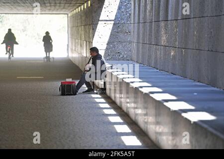 München, Deutschland. April 2021. Straßenmusiker in Zeiten der Coronavirus-Pandemie: Ein Musiker spielt am 28. April 2021 in einer Unterführung in München für Passanten die Klarinette. Credit: dpa/Alamy Live News Stockfoto