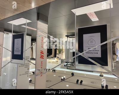 München, Deutschland. April 2021. Themenbild: Einzelhandel ohne Kunden, kein Kundeneinkauf, Shopping click and meet in München, Termineinkauf, Privateinkauf, Shop and go. Nach einem Termin und mit einem negativen Corona-Test dürfen Kunden im Laden einkaufen und einkaufen. Termine, registrieren. Zugriff nur mit negativem Test, weltweite Nutzung Credit: dpa/Alamy Live News Stockfoto