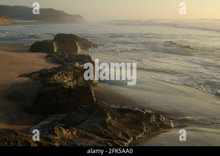 Landschaft, wunderschöne Meereslandschaft, exponierte Felsen, erstaunlicher Strand von Umhlanga Rocks, Durban, Südafrika, Seetreise, inspirierende Schönheit in der Natur Stockfoto