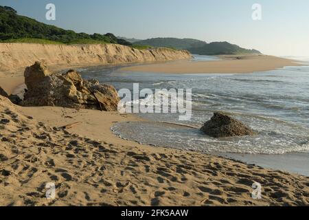Wunderschöne Küstenlandschaft, Stranderosion, Fluss Ohlanga fließt in den Ozean, Umhlanga Rocks, Durban, Südafrika, Schönheit in der Natur, Littoral Zone Stockfoto