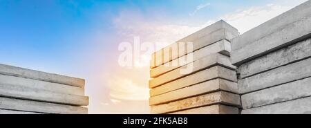 Betonblöcke auf einer Baustelle. Betonkonstruktionen, Industrie, Baustoffe, hohe Auflösung. Stockfoto