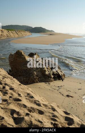 Wunderschöne Küstenlandschaft, Stranderosion, Fluss Ohlanga fließt in den Ozean, Umhlanga Rocks, Durban, Südafrika, Schönheit in der Natur, Littoral Zone Stockfoto