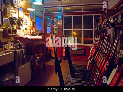 Nächtliches Interieur der Wittersham Road Signalbox auf der Kent and East Sussex Railway, Großbritannien Stockfoto